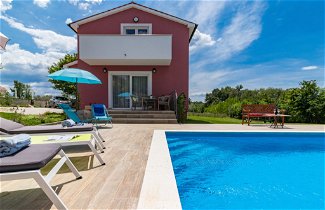 Photo 1 - Maison de 4 chambres à Tinjan avec piscine privée et terrasse