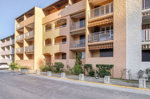 Photo 17 - Apartment in Saint-Cyr-sur-Mer with terrace and sea view