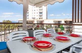 Photo 2 - 3 bedroom Apartment in Salou with garden and terrace