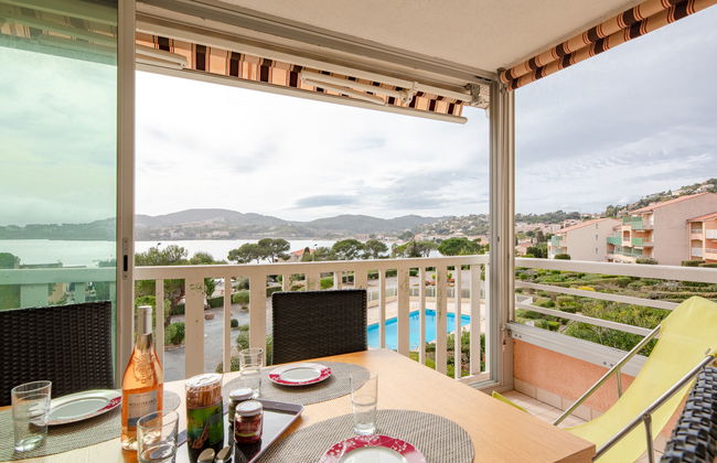 3 bedroom Apartment in Saint-Raphaël with swimming pool - Photo 2