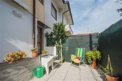 Foto 10 - Casa de 2 quartos em Viareggio com jardim e vistas do mar