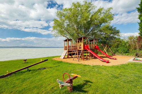 Photo 28 - Appartement de 1 chambre à Balatonőszöd avec terrasse et vues sur la montagne