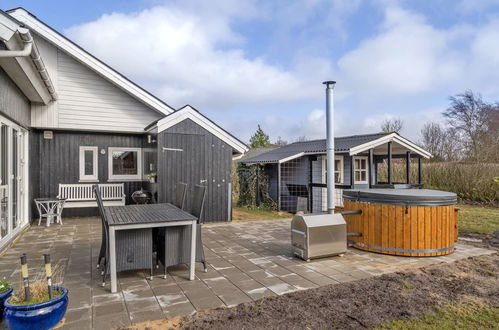 Photo 20 - Maison de 2 chambres à Tarm avec terrasse et bain à remous