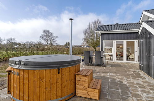 Photo 22 - Maison de 2 chambres à Tarm avec terrasse et bain à remous