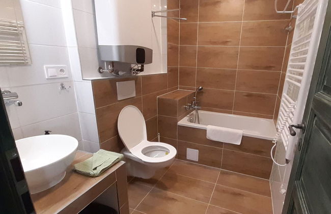 Apartamento de 1 quarto em Desná com jardim e banheira de hidromassagem - Foto 5