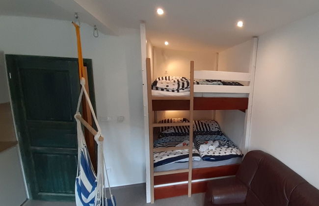 Apartamento de 1 quarto em Desná com jardim e banheira de hidromassagem - Foto 4