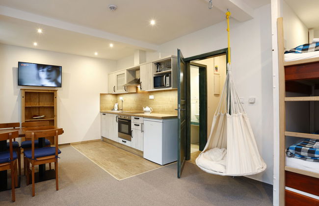 Apartamento de 1 quarto em Desná com jardim e banheira de hidromassagem - Foto 1