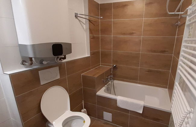 Apartamento de 1 quarto em Desná com jardim e banheira de hidromassagem - Foto 7