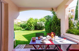 Foto 3 - Apartamento de 1 habitación en Roquebrune-sur-Argens con piscina y vistas al mar