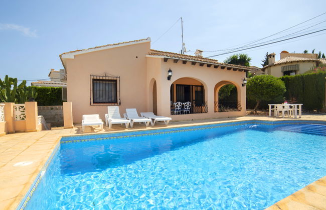 Casa de 4 quartos em Calp com piscina privada e jardim - Foto 1