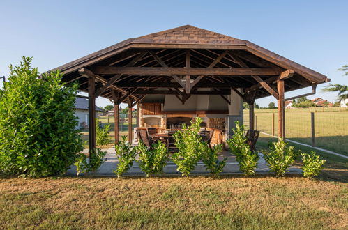 Foto 9 - Casa de 7 quartos em Ivanić-Grad com piscina privada e jardim