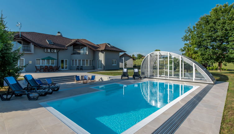 Foto 1 - Casa con 7 camere da letto a Ivanić-Grad con piscina privata e giardino