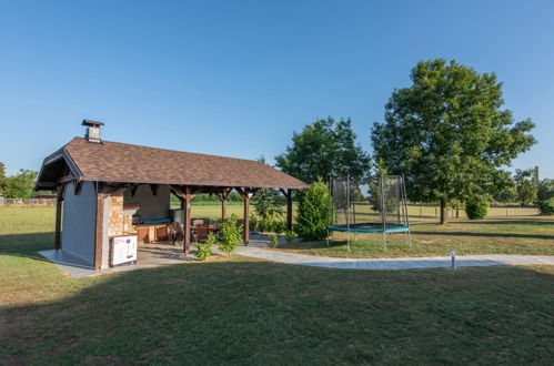 Foto 7 - Casa de 7 habitaciones en Ivanić-Grad con piscina privada y terraza