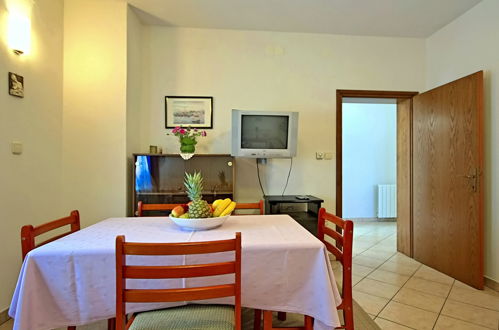 Foto 3 - Appartamento con 1 camera da letto a Poreč con giardino e vista mare