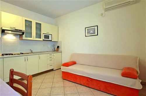 Foto 4 - Appartamento con 1 camera da letto a Poreč con giardino e vista mare