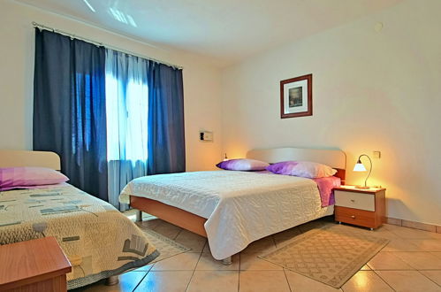 Foto 5 - Apartamento de 1 quarto em Poreč com jardim e vistas do mar