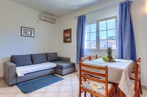 Foto 5 - Apartamento de 1 quarto em Poreč com piscina e jardim