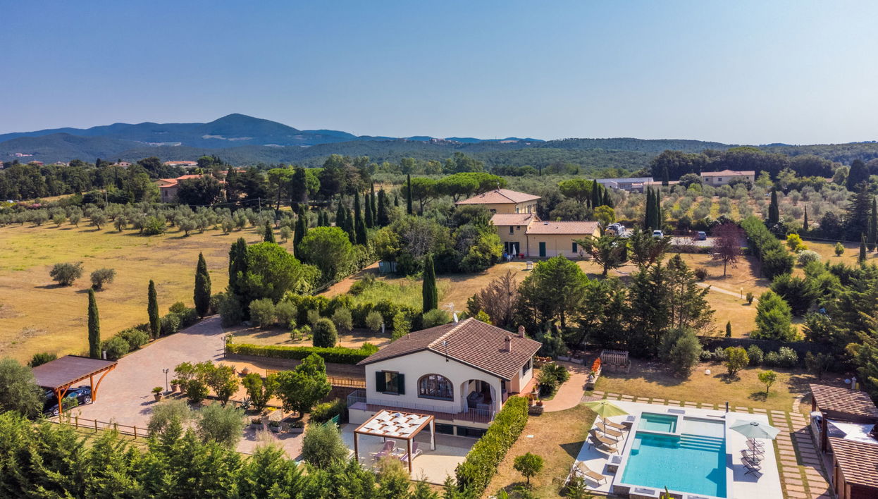 Casa de 5 quartos em Cecina com piscina privada e jardim - Foto 1