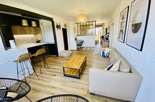 Foto 7 - Appartamento con 2 camere da letto a Hyères con vista mare