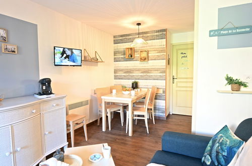 Photo 8 - 1 bedroom Apartment in Saint-Raphaël with swimming pool and garden