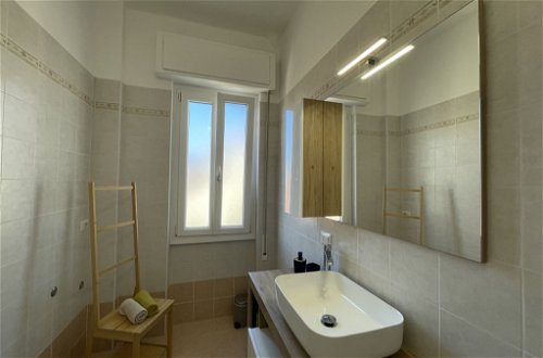 Foto 10 - Apartamento de 1 habitación en Imperia con vistas al mar
