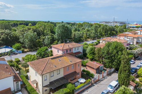 Foto 34 - Casa de 3 habitaciones en Viareggio con jardín y terraza