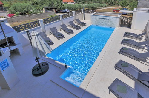 Foto 28 - Casa de 5 quartos em Medulin com piscina privada e terraço