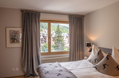 Foto 3 - Appartamento con 2 camere da letto a Sankt Moritz con piscina e giardino