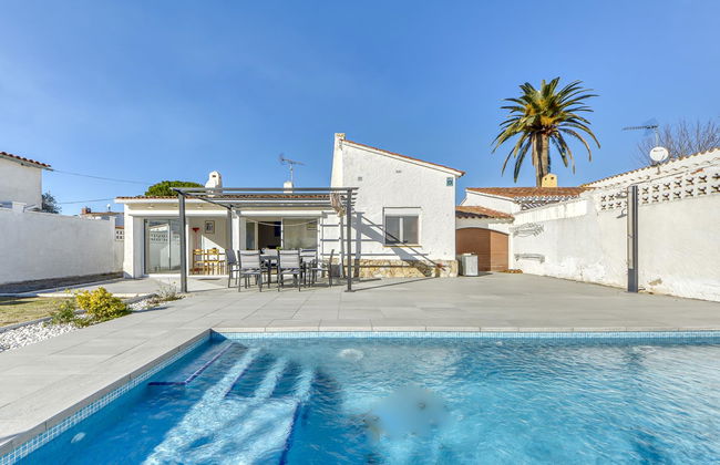 4 bedroom House in Castelló d'Empúries with private pool and garden - Photo 31