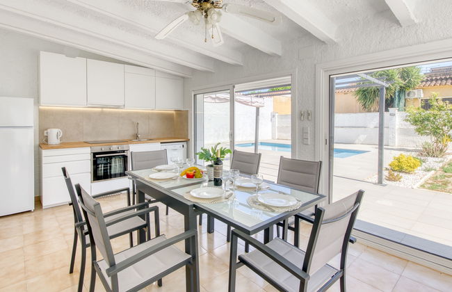 4 bedroom House in Castelló d'Empúries with private pool and garden - Photo 5