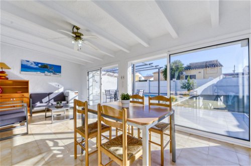 Foto 12 - Casa de 3 habitaciones en Castelló d'Empúries con piscina privada y vistas al mar