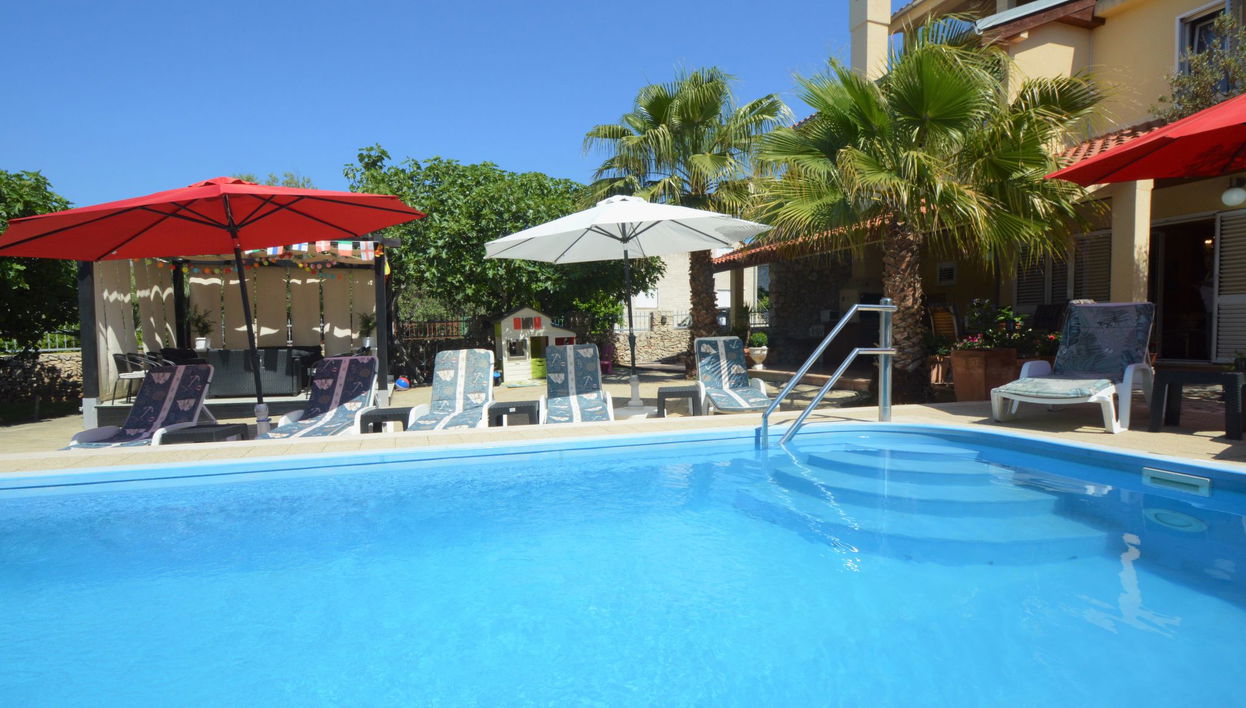 Apartamento de 2 quartos em Tribunj com piscina e jardim - Foto 1