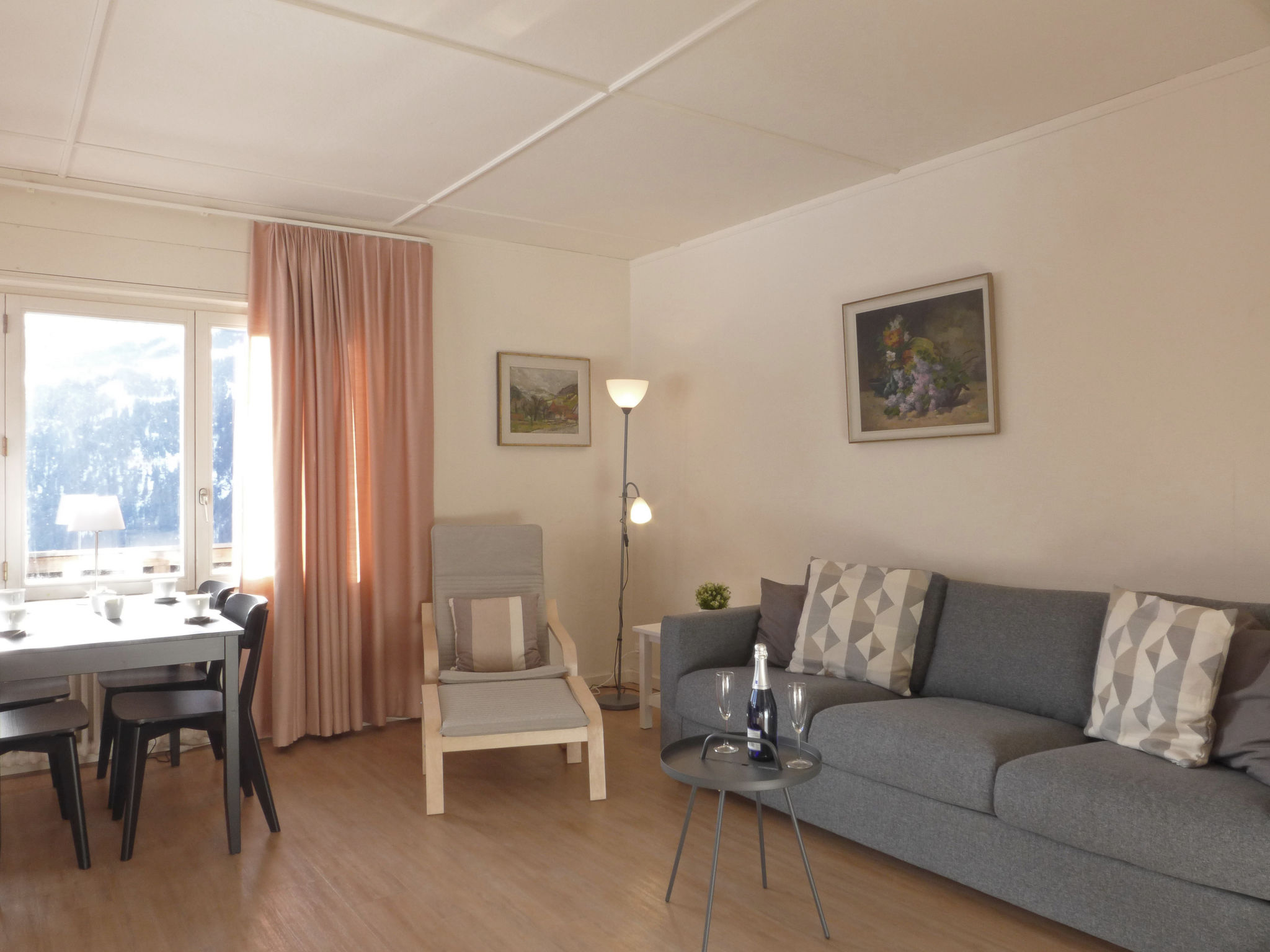 Foto 1 - Appartamento con 2 camere da letto a Lauterbrunnen con vista sulle montagne