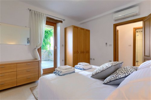 Foto 28 - Casa con 5 camere da letto a Buje con piscina privata e vista mare