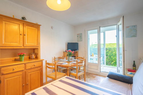 Foto 3 - Appartamento con 1 camera da letto a Vaux-sur-Mer con piscina privata e vista mare