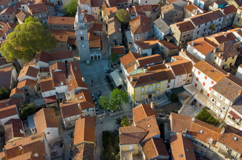 Photo 23 - Appartement de 3 chambres à Omišalj avec jardin et vues à la mer