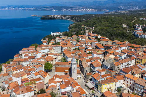 Photo 26 - Appartement de 3 chambres à Omišalj avec jardin et vues à la mer