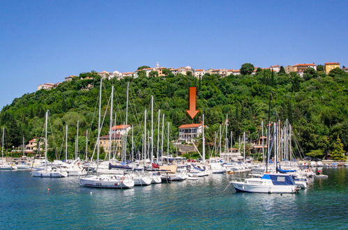 Photo 5 - Appartement de 3 chambres à Omišalj avec jardin et vues à la mer