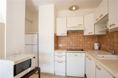 Foto 9 - Appartamento con 1 camera da letto a Le Lavandou con vista mare