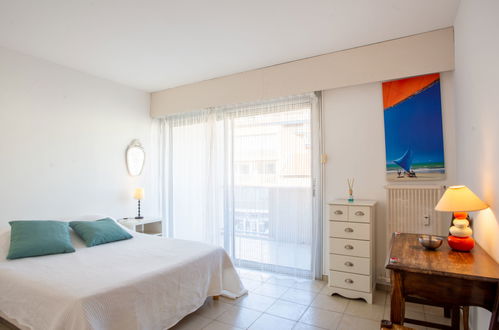 Foto 4 - Appartamento con 1 camera da letto a Le Lavandou con vista mare