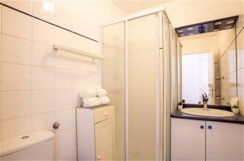 Foto 15 - Appartamento con 1 camera da letto a Le Lavandou con vista mare