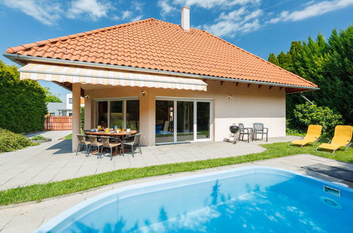Photo 1 - Maison de 4 chambres à Siófok avec piscine privée et jardin
