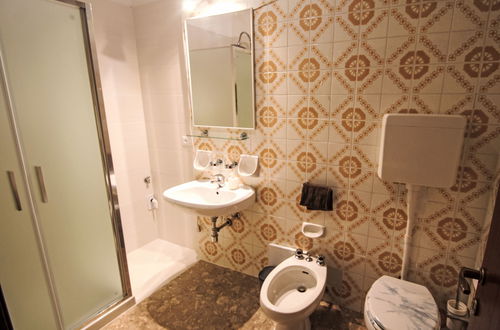 Foto 18 - Appartamento con 2 camere da letto a Germignaga con piscina e giardino