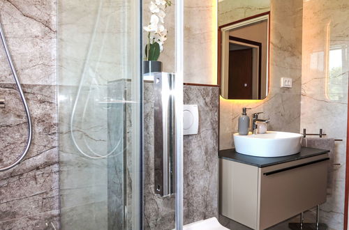 Foto 18 - Casa de 2 quartos em Raša com piscina privada e jardim