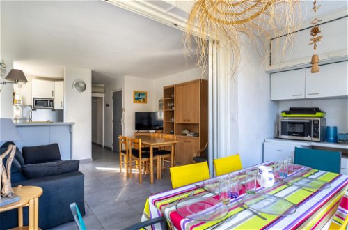 Foto 8 - Appartamento con 2 camere da letto a Le Lavandou con giardino e vista mare
