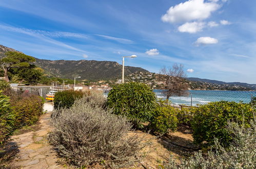 Foto 20 - Appartamento con 2 camere da letto a Le Lavandou con giardino e vista mare