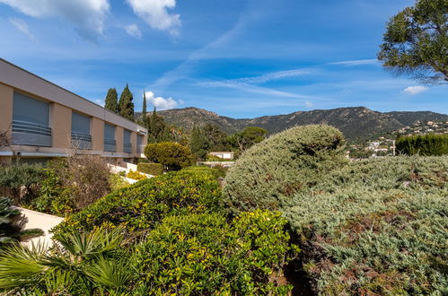 Photo 19 - Appartement de 2 chambres à Le Lavandou avec jardin et vues à la mer