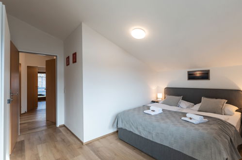 Foto 18 - Appartamento con 4 camere da letto a Zell am See con vista sulle montagne