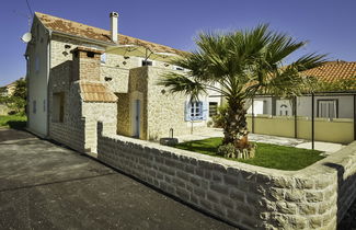 Photo 1 - Maison de 3 chambres à Privlaka avec terrasse et vues à la mer