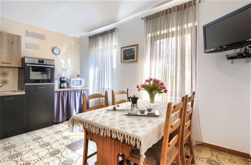 Photo 9 - 2 bedroom Apartment in Umag with garden and sea view